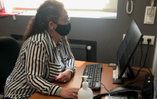 Foto de estela en su puesto de trabajo