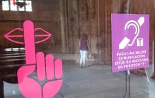 Cartel informativo de la existencia de bucle magnético en el interior de una catedral