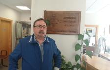 Chema, delante de una placa de la Asociación Parkinson Asturias