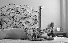 Imagen en blanco y negro de una chica tumbada en la cama