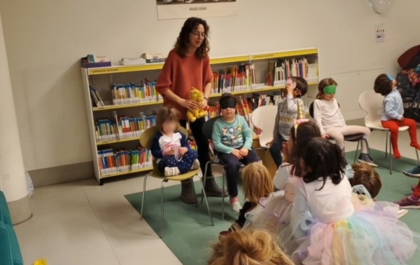 Foto de una actividad con niños en la Biblioteca Luis Rosales 