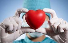 Manos de un cirujano sujetando un corazón antiestrés
