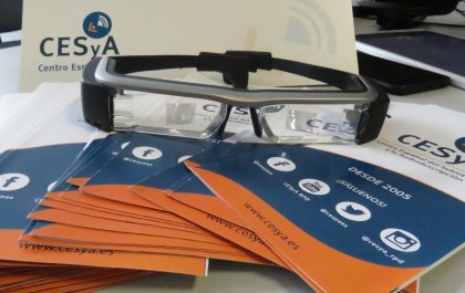 Imagen de unas gafas sobre unos folletos en la que se lee también la palabra CESyA