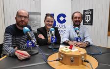 Imagen de José Jardón ante el micrófono con dos compañeros