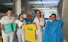 Foto de un grupo de trabajadores de la FLM con una camiseta amarilla que pone Ilusión
