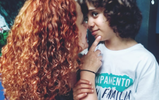 Foto de Menchu y su hijo Álvaro mirándose