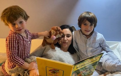 Imagen de Marieta con sus hijos leyendo un cuento