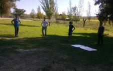 J.C haciendo ejercicio físico al aire libre con más personas