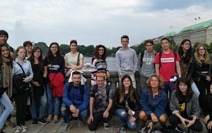 María con un grupo de estudiantes durante una excursión en Bremen