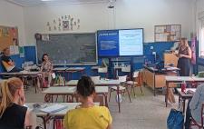 Foto de aula en la que se ve a adultos en formación