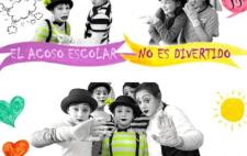 Mosaico de imágenes de niños en blanco y negro con toques de color en el que se lee: