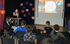 Patricia e Isabel en la charla con el alumnado de 5º de Educación Primaria