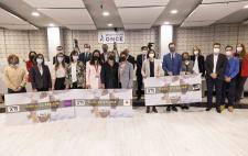 Foto de familia de la entrega de los cheques solidarios en la última ceremonia de 'Gracias a ti'