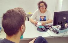 Ana atendiendo a un hombre