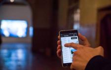 Persona con discapacidad manejando la app en el móvil