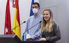 Desirée, junto a otro becado, pronunciando un discurso en la ceremonia de entrega de becas  