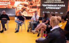 Imagen de Álvaro interviniendo en unas jornadas de Trainers Paralímpicos organizadas por Fundación ONCE  