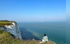 Guillermo en los acantilados de Dover al inicio de su experiencia)