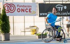 Kike jugando al tenis 