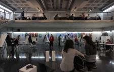 Imagen de alumnos del curso en un taller artístico