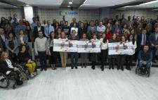 Imagen de la entrega de los cheques a las ONG beneficiarias con los asistentes al acto
