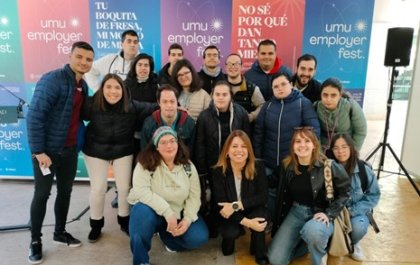 Foto de grupo en la que aparece Lucía en la UMU