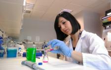Foto de Laura en el laboratorio 