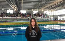 Imagen de Laura de pie, ante una piscina