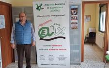 Imagen de Florenciano junto a un cartel de su asociación en el que se lee, entre otras cosas, "Yo era donante, ahora soy receptor. Piénsatelo" 