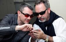 foto de dos personas con discapacidad visual utilizando un smartphone