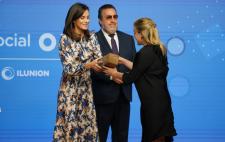 Representante e Irisbond recogiendo el galardón en la V edición de los Premios Discapnet