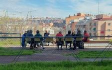 Imagen de un grupo del Club de Lectura de la biblioteca Ana María Matute debatiendo sentados en sillas al aire libre
