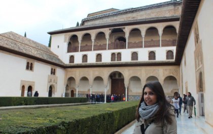 Imagen de Virginia en uno de los patios de la Alhambra de Granada