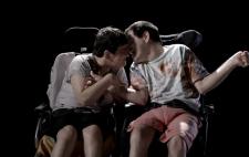 Imagen de la campaña 'No mires a otro lado' en la que se ve a dos jóvenes con parálisis cerebral en actitud cariñosa