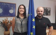 Foto de Joaquín e Iratxe a ambos lados de una bandera de la UE recogida