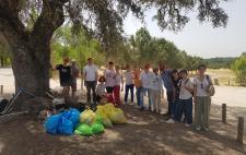 Foto en la que se ve al grupo de participantes con bolsas llenas de basura