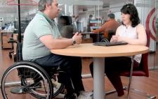 Imagen de una entrevista de trabajo a un hombre en silla de ruedas