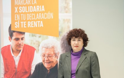 Estrella Rodríguez con un cartel que dice 