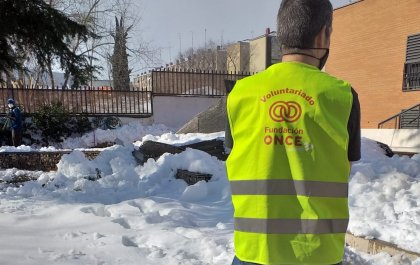 Jesús, con el chaleco de voluntario de Fundación ONCE, en su misión en la nieve