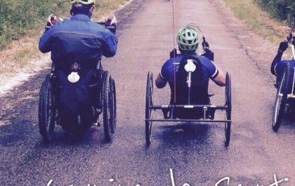 Tres personas en silla de ruedas haciendo el Camino de Santiago 