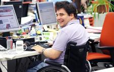 Foto de un trabajador con discapacidad