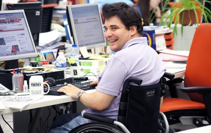 Foto de un trabajador con discapacidad