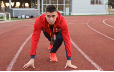 Foto de Gonzalo en posición de salida en una pista de atletismo 