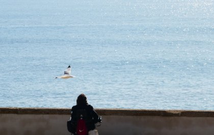 Sergio, en su silla de ruedas, junto al mar