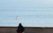 Sergio, en su silla de ruedas, junto al mar