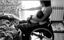 Imagen en blanco y negro de Esther con su hija en brazos