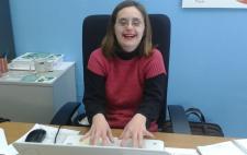 Clara en una mesa de trabajo