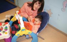 Blanca con un bebé, en su trabajo