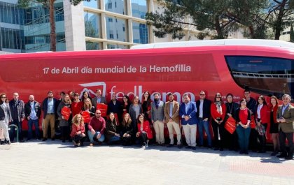 Imagen del autobús de la hemofilia donde aparece una foto de grupo en el costado del vehículo