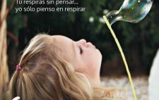 Imagen de una niña ante un globo inflado y la siguiente leyenda: Yo solo pienso en respirar.